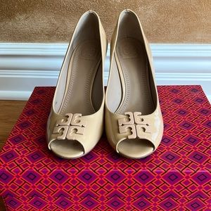 Light Oak Tory Burch Lowell 2 soft patent size 6 peep-toe wedge